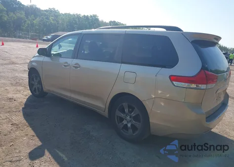 2013 Toyota Sienna Le 7 Passenger z USA, uszkodzony, nr VIN 5TDJK3DC0DS055586